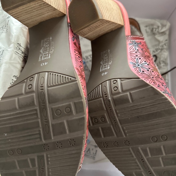 Shoes - Picture 5 of 7